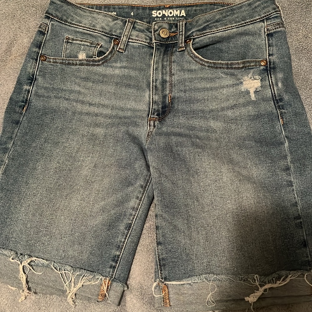 Sonoma Bermuda light denim shorts distressed
Sz 4